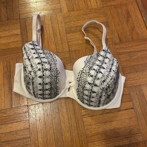 Victoria’s Secret‎ Embroidered Lined perfect coverage
 Black / Cream 34DD